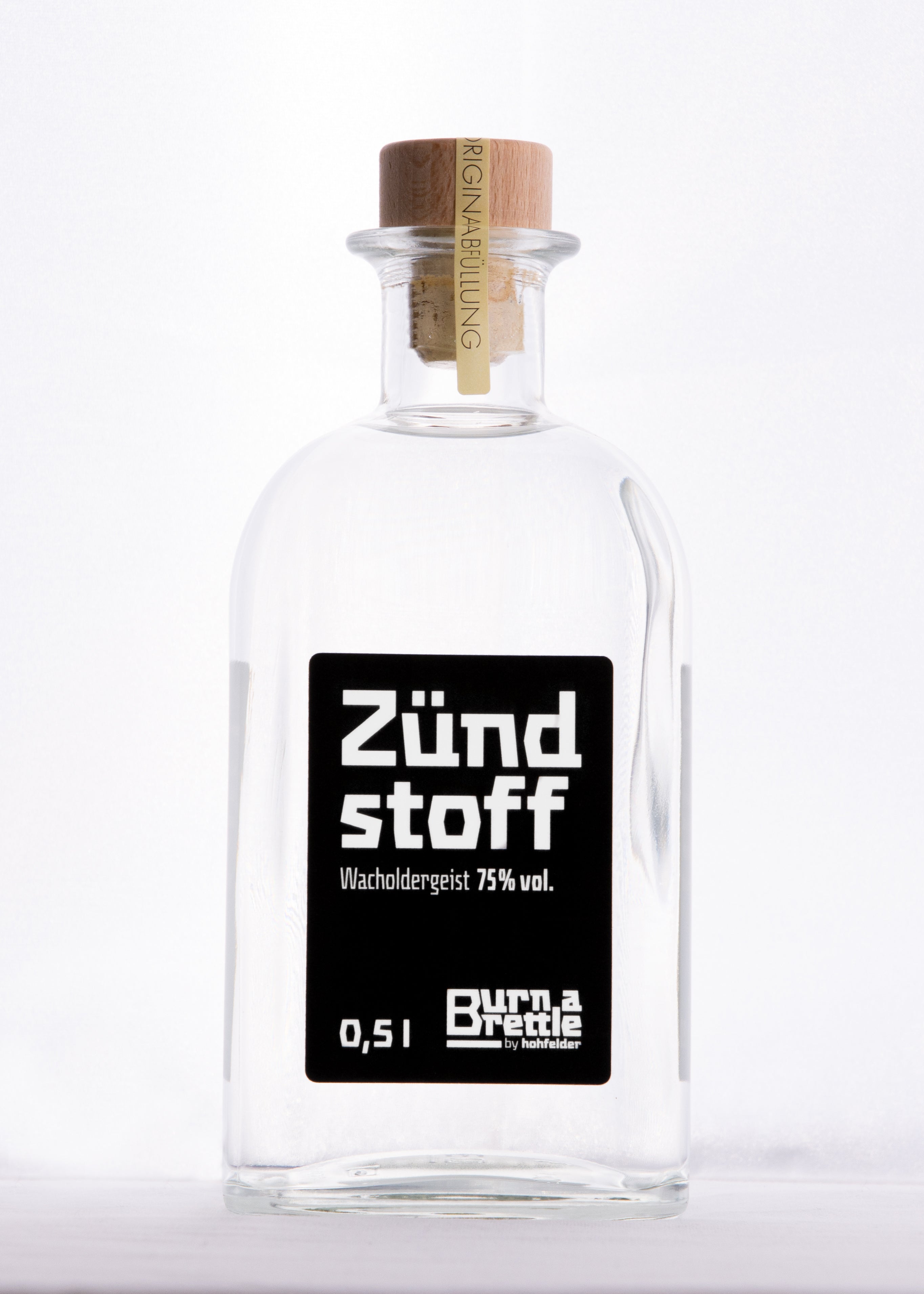 Burn a Brettle Zündstoff: 0,5 l Klarglasflasche Wachholdergeist, 75 % Alkohol, auf weißem Hintergrund – ideal für alle, die intensive Aromen suchen.