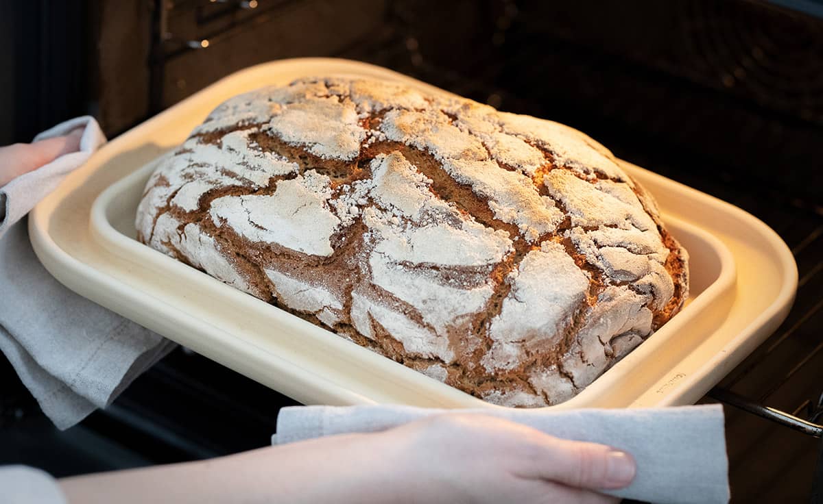 Die Backplatte Bread & Cake XL von DENK Keramik wird aus dem Ofen genommen