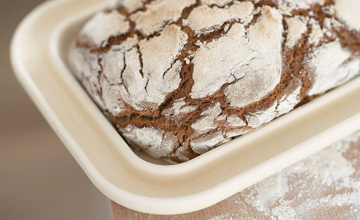 Nahaufnahme eines Brots in der Backplatte Bread & Cake von DENK Keramik