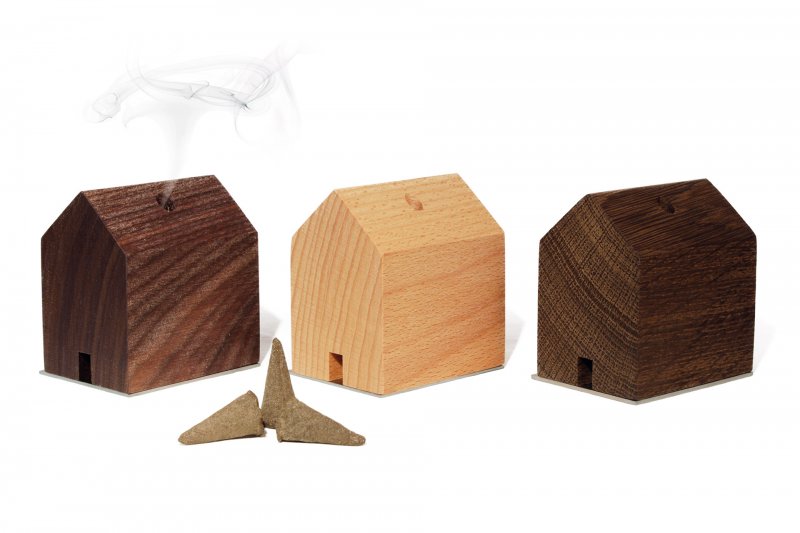 Das Räuchermännchen Rauchhaus-Set besteht aus drei kleinen Schwarzwaldhaus-Räucherstäbchenhaltern aus Holz und drei kegelförmigen Räucherstäbchen – ein Designimdorf-Klassiker und eine charmante Ergänzung für jeden Raum.