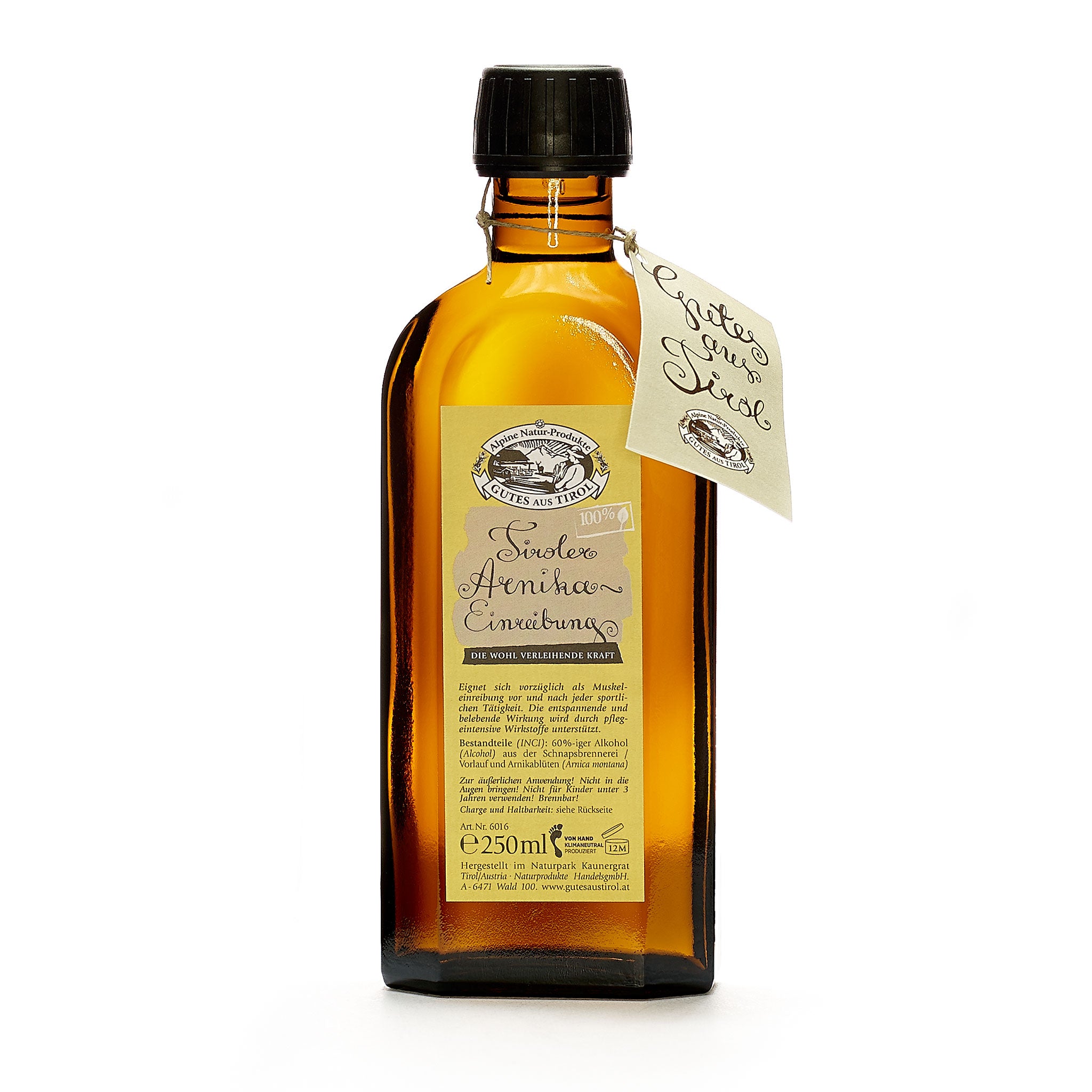 Eine Flasche bernsteinfarbener Arnika-Einreibungssirup mit schwarzem Deckel und handgeschriebenem Etikett am Hals, perfekt zur Anwendung nach körperlicher Betätigung.