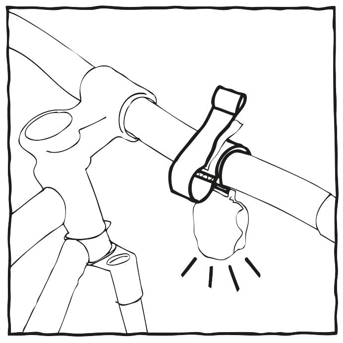 Strichzeichnung eines Fahrradlenkers mit der Fahrradglocke swisstrailbell® und einem daran befestigten Licht, wobei Strahlen das Einschalten des Lichts anzeigen.