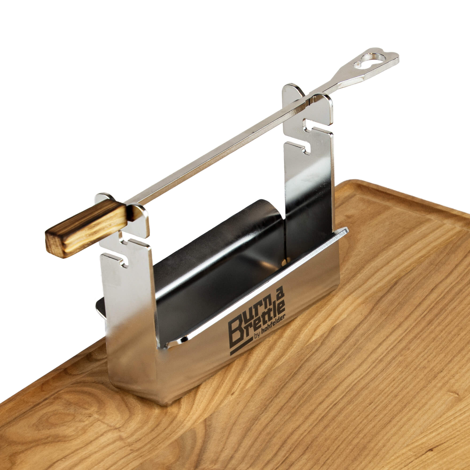 Metallbox mit Grillbesteck mit Holzgriff und der Aufschrift „Burn a Brettle“ auf Holzuntergrund – eine Grillidee aus nachhaltigen Materialien und Edelstahl.