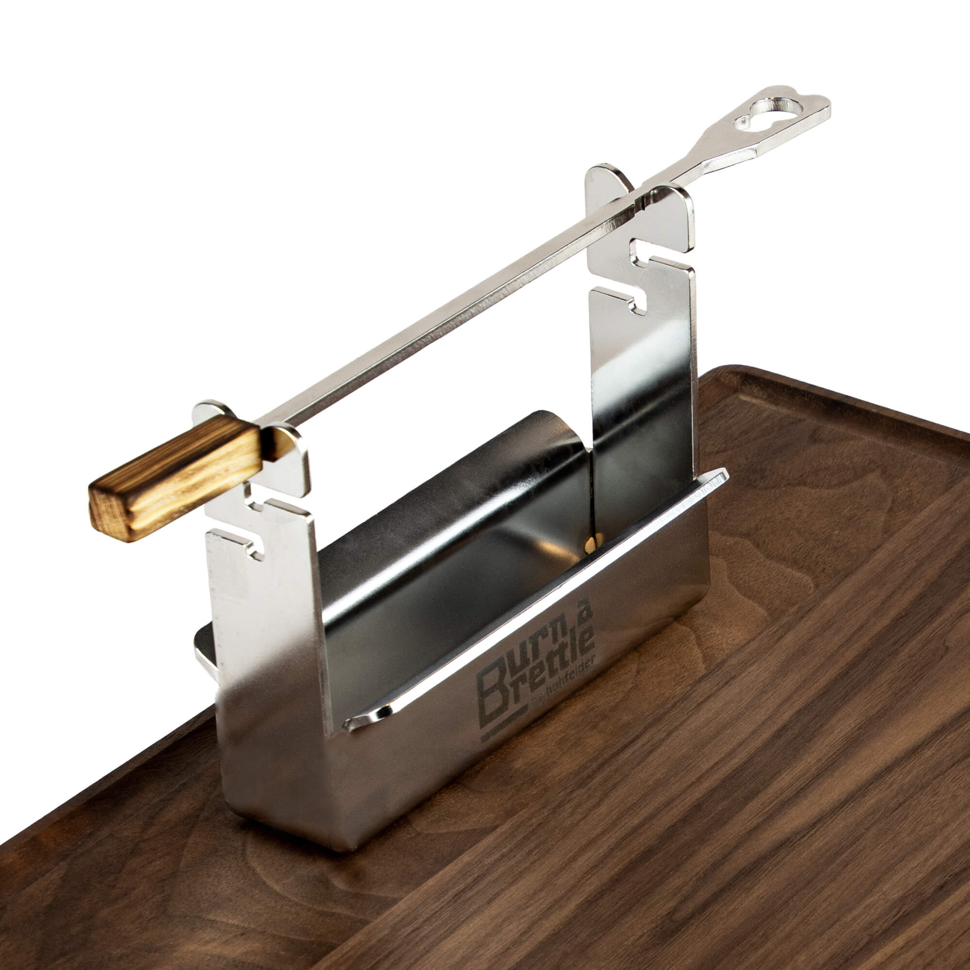 Burn a Brettle: Ein Wurstschneider im Guillotine-Stil aus Edelstahl mit Holzgriff, nachhaltig gefertigt und auf dunklem Holz abgebildet – ideal als Grill-Idee.