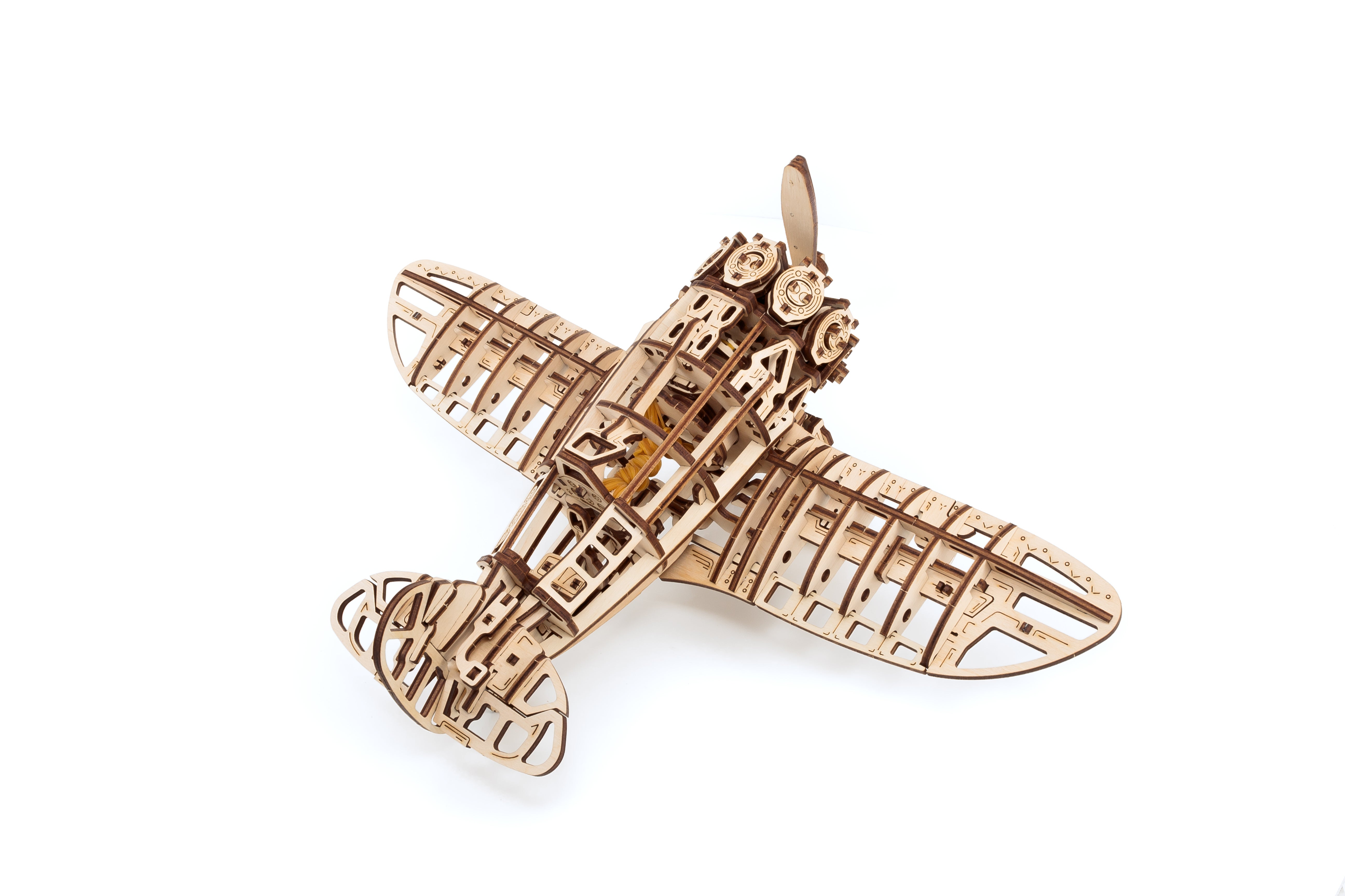 Das 3D-Holzpuzzle Flugzeug ist ein Holzmodellbausatz mit freiliegenden Zahnrädern und einem detaillierten Rahmen auf weißem Hintergrund.