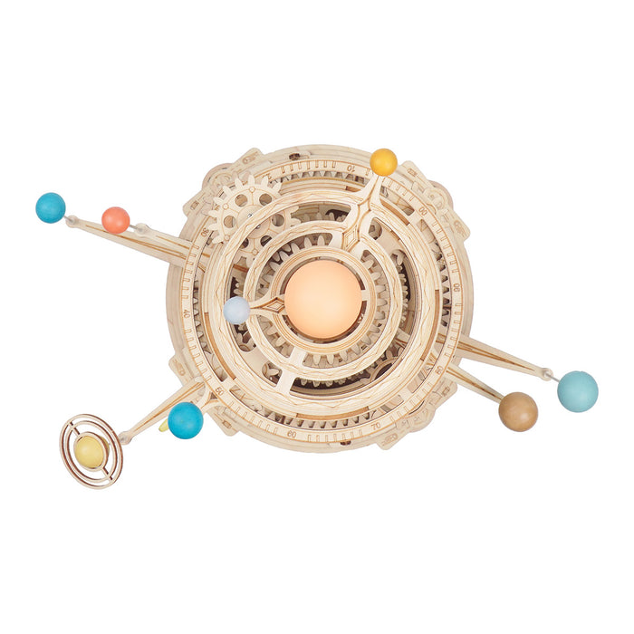 3D-Holzpuzzle, Sonnensystem: Bunt gestaltetes Puzzle mit Planeten-Kugeln, die eine sonnenähnliche Zahnradscheibe umkreisen.