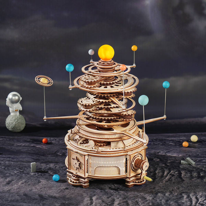 Das 3D-Holzpuzzle Sonnensystem ist ein mechanisches Holzmodell, das bunte Planeten auf einem dunklen, weltraumbezogenen Hintergrund zeigt.