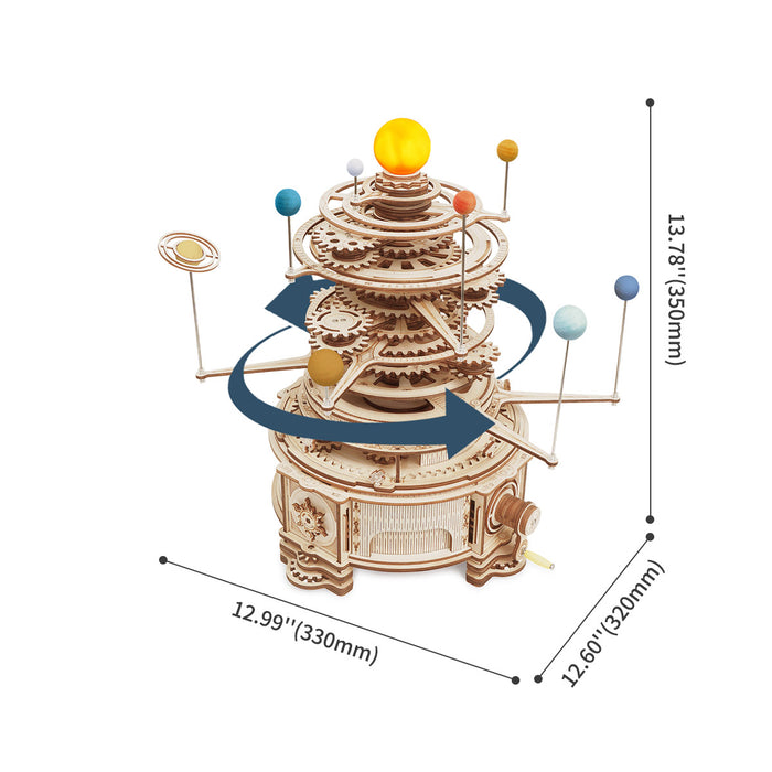 3D-Holzpuzzle, Sonnensystem: Modell mit rotierenden Planeten und beschrifteten Dimensionen rund um die Struktur.
