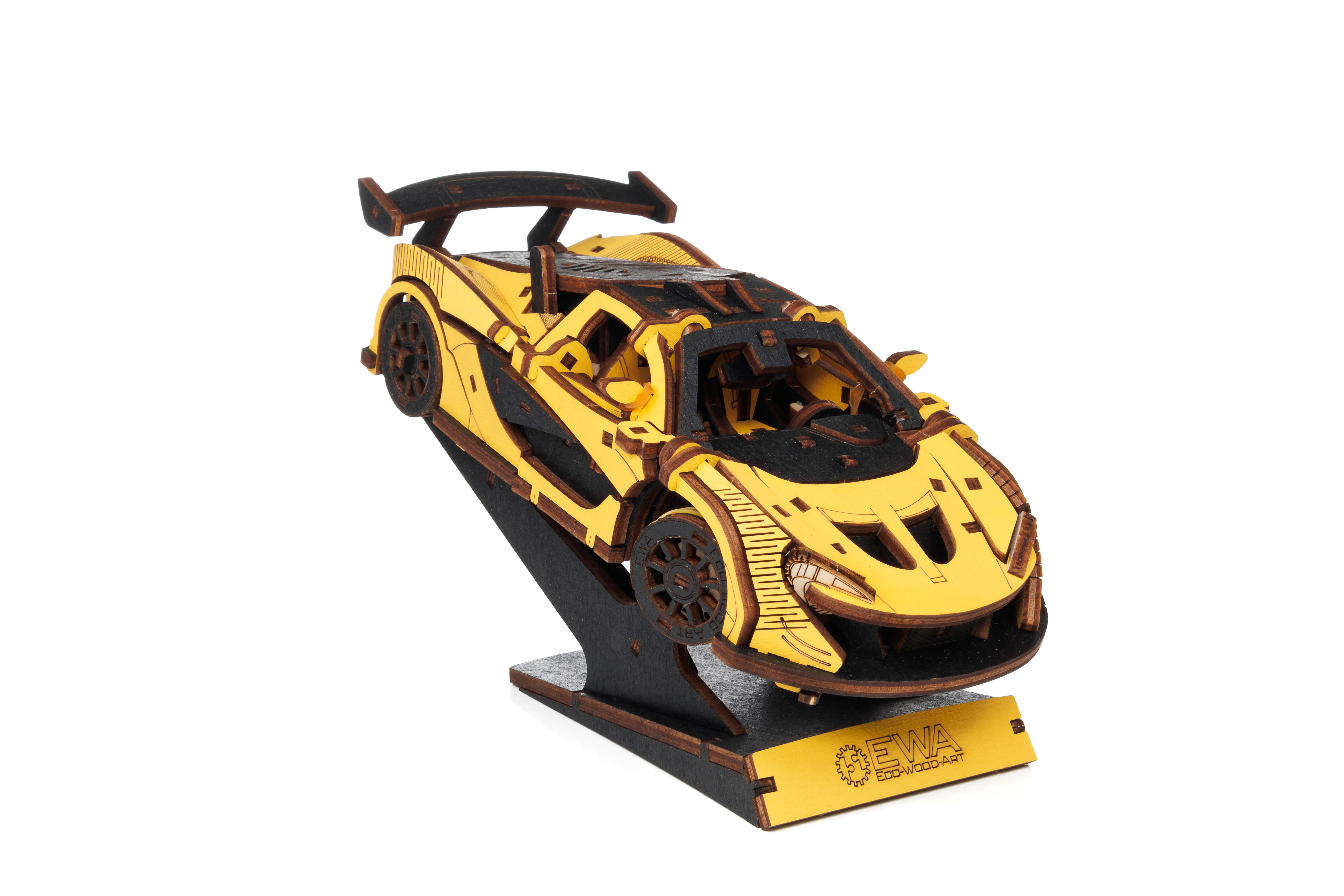 Das 3D-Holzpuzzle „Racing Car gelb“ ist ein gelbes Modell eines Sportwagens auf schwarzem Ständer mit Plakette, ideal für Modellbau-Fans und Rennsportbegeisterte.
