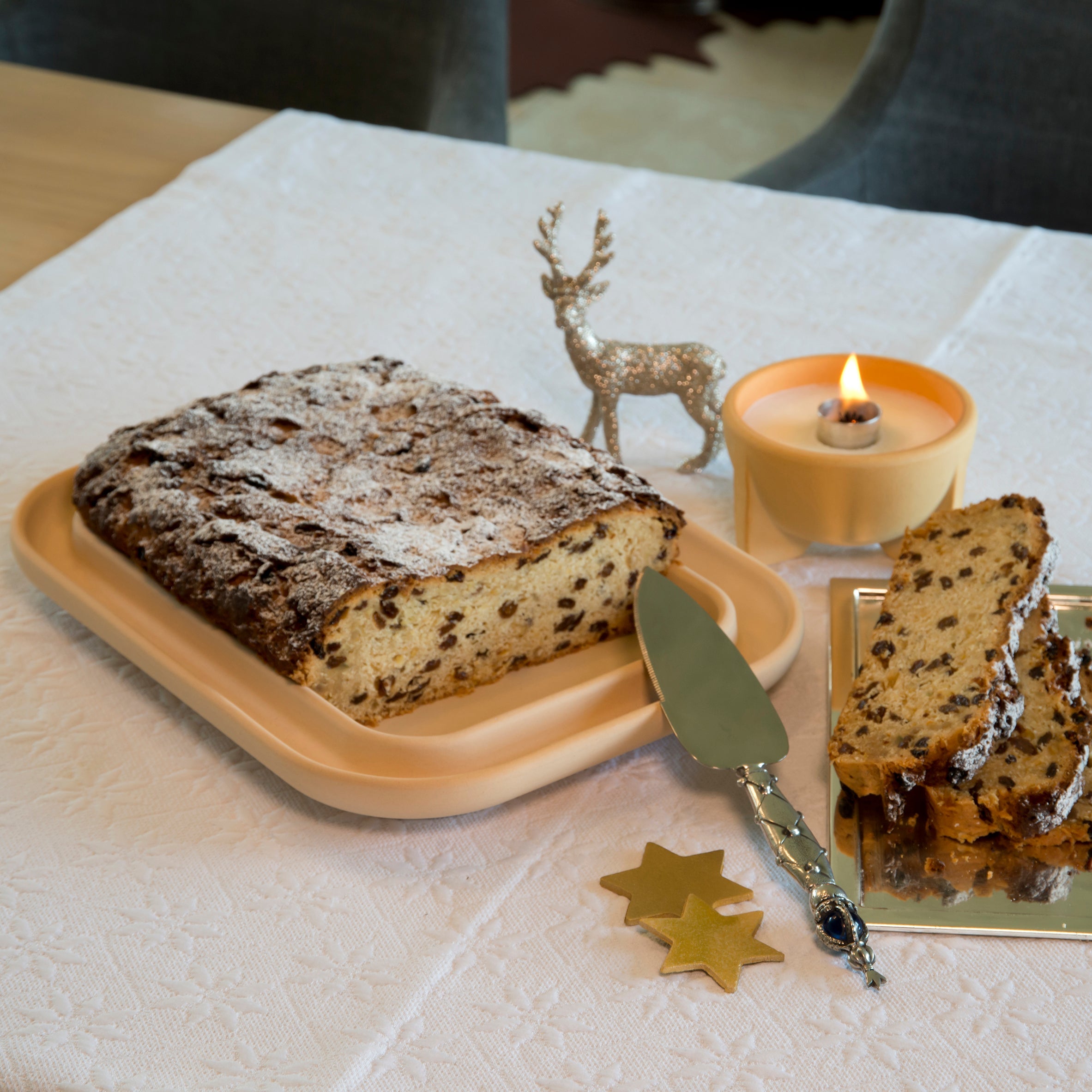 Die Backplatte Bread & Cake XL von DENK Keramik auf weißer Tischdecke mit Gebäck