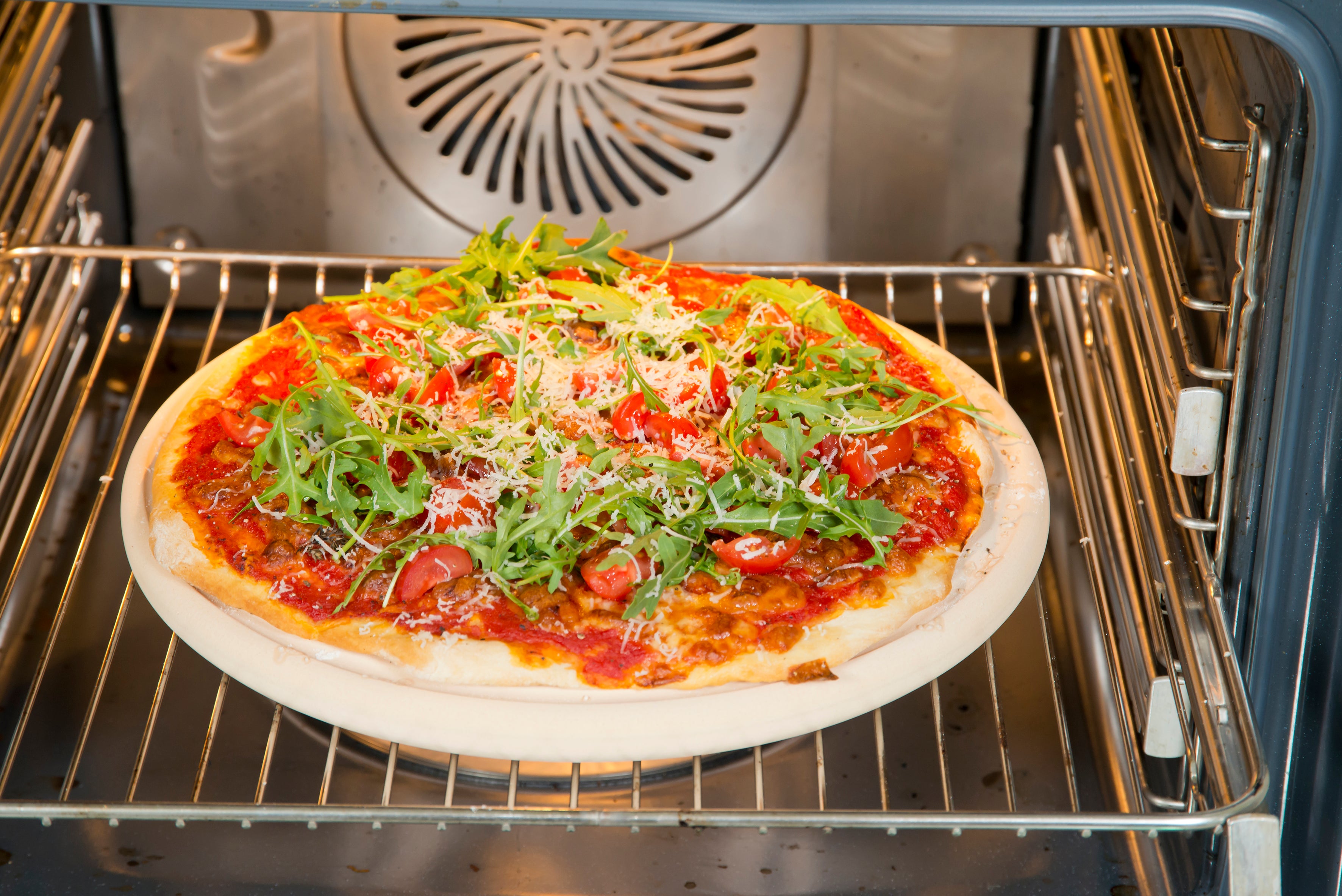 Die Pizzaplatte von DENK Keramik im Backofen