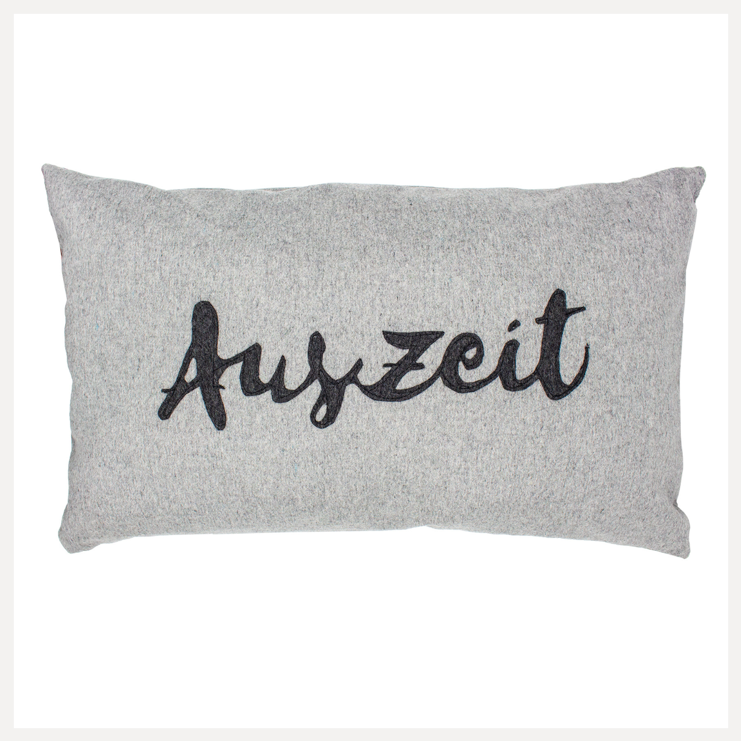 Das Zirbenkissen 30 x 50 cm ist ein graues rechteckiges Kissen aus Tiroler Loden mit „Auszeit“ in schwarzer Schrift auf der Vorderseite.