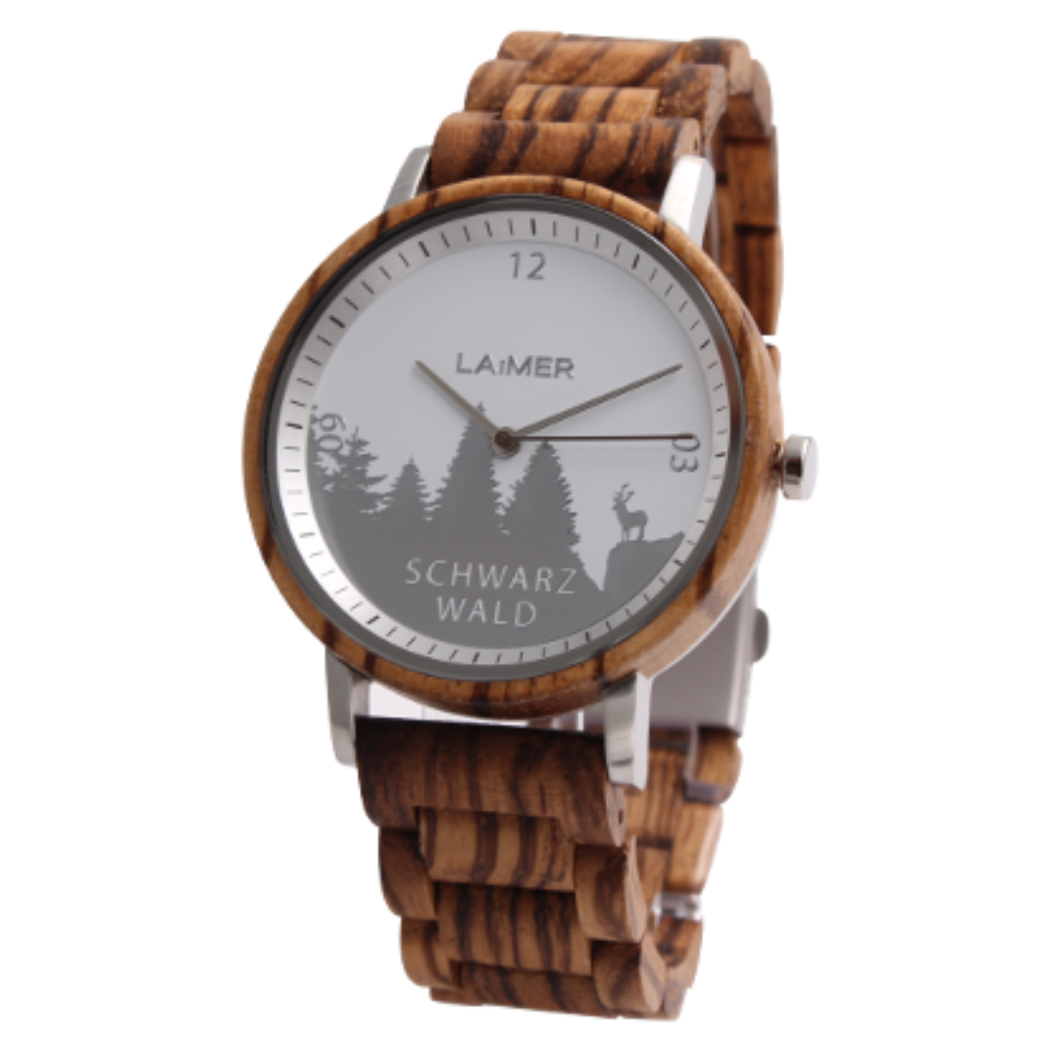 Die Holzuhr „Schwarzwald“ ist eine Sandelholz-Armbanduhr mit Wald- und Hirschmotiv, dem Schriftzug SCHWARZ WALD auf dem Zifferblatt und einem Quarzwerk.