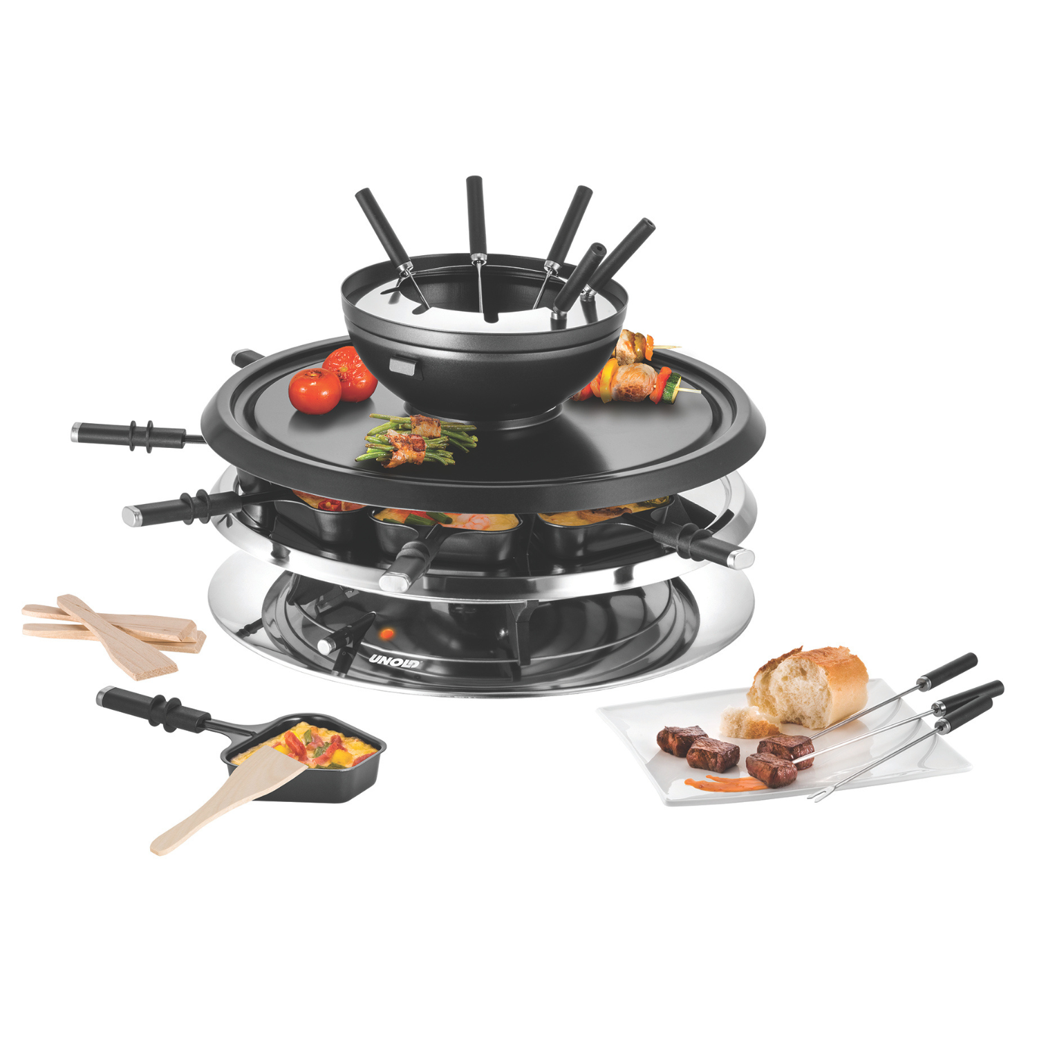 Das Raclette 4in1, Fondue, Grill-Set beinhaltet einen Fonduetopf, Raclette-Pfännchen, Serviergabeln, Lebensmittel, Brot und Holzbesteck – arrangiert für ein gemeinsames Esserlebnis.