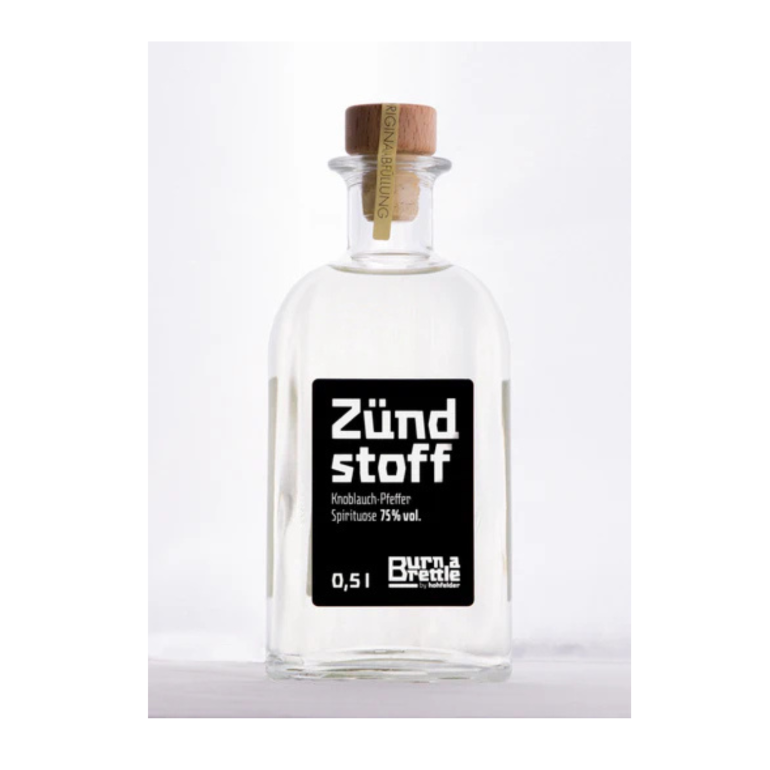 Brettle anzünden Zündstoff: 0,5L Klarglasflasche mit Holzkorken, Aufschrift Zündstoff, enthält 75% Spiritus – ideal zum Anzünden eines Brettle oder zum Genießen in verschiedenen Geschmacksrichtungen.