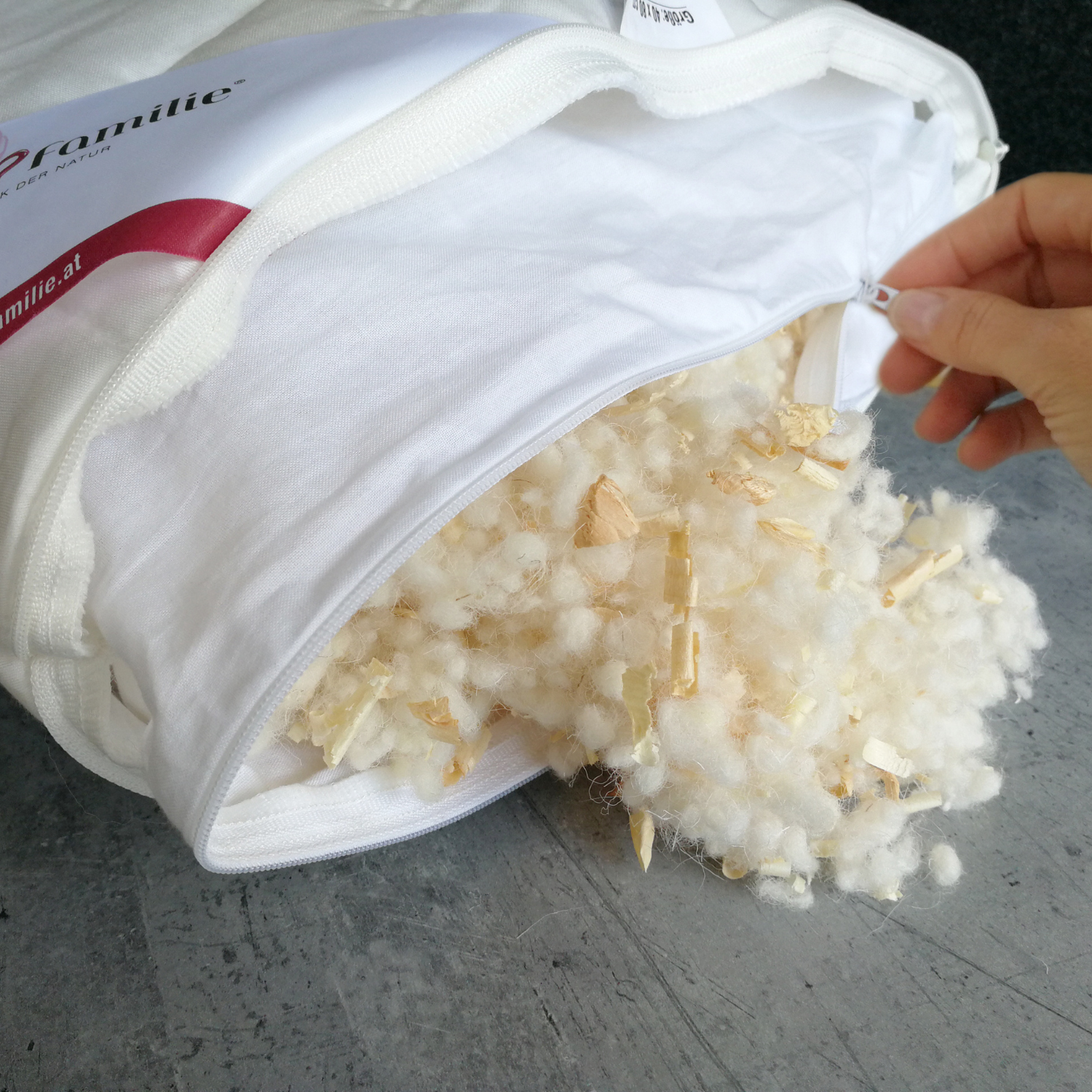 Geöffnetes gestepptes weißes ZirbenFamilie Schlafkissen 40 x 80 mit Füllung aus Schafwolle und Zirbe