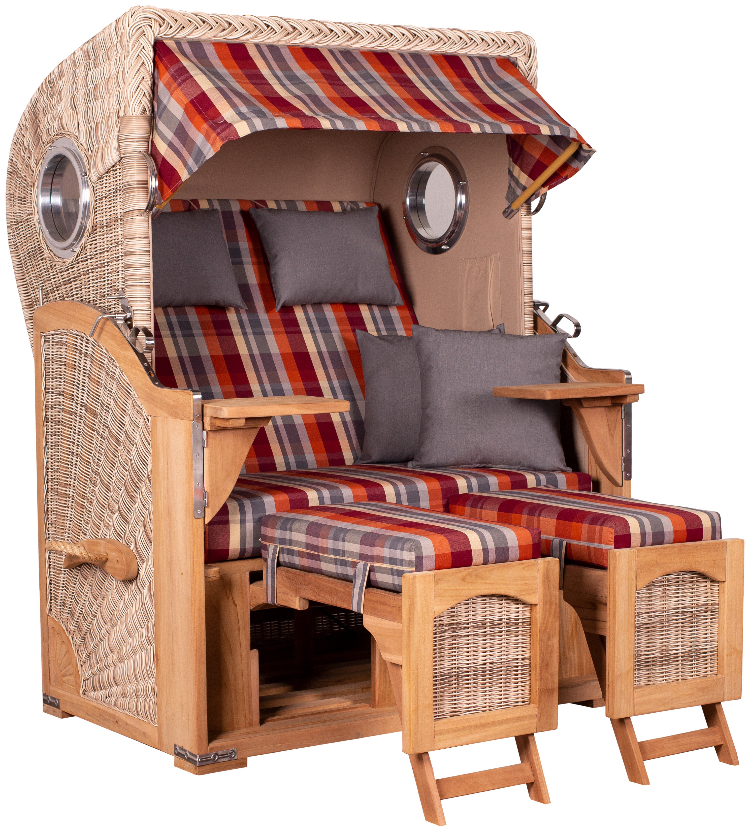 Strandkorb DÜNE Rot-Grau gestreift 584 mit Fußstützen, Baldachin, eingebauten Holzbeistelltischen, PE-Geflechtgeflecht und elegantem Teak-Holz – inklusive rotgrau gestreiften Kissen und einer kostenlosen Feuerschale.
